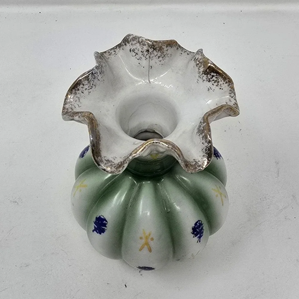 Vtg gold trimmed green/white vase‎ blue flowers mid century shabby chic cottage